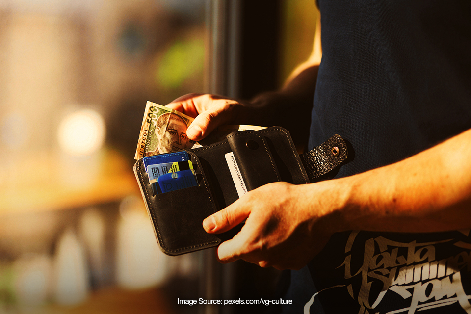 Tips Aman Menyimpan Uang Tunai Saat Traveling