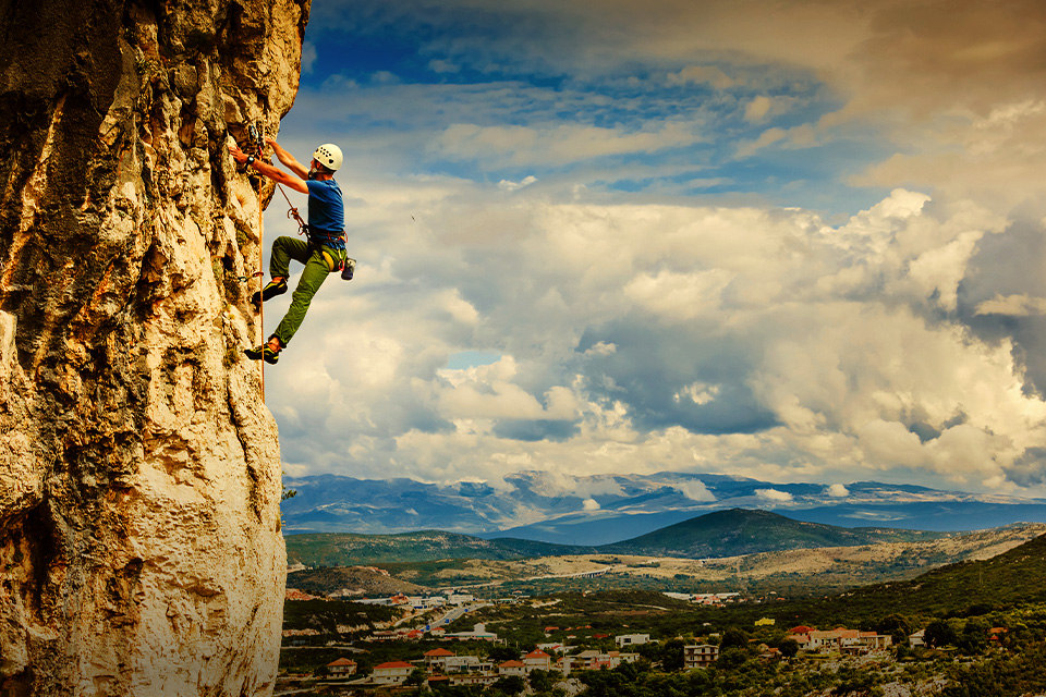 Ini Bro Perbedaan Rappeling Sama Abseiling yang Harus Lo Tahu!