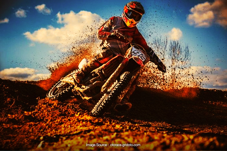 Begini Bro Cara Belok Sambil Ngepot di Tikungan Motocross 