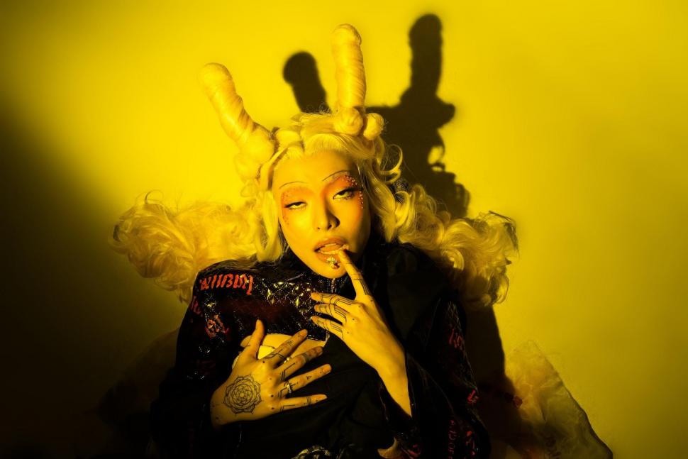 Kolaborasi Pyra, Ramengvrl, dan Yayoi Daimon di Single Yellow Fever